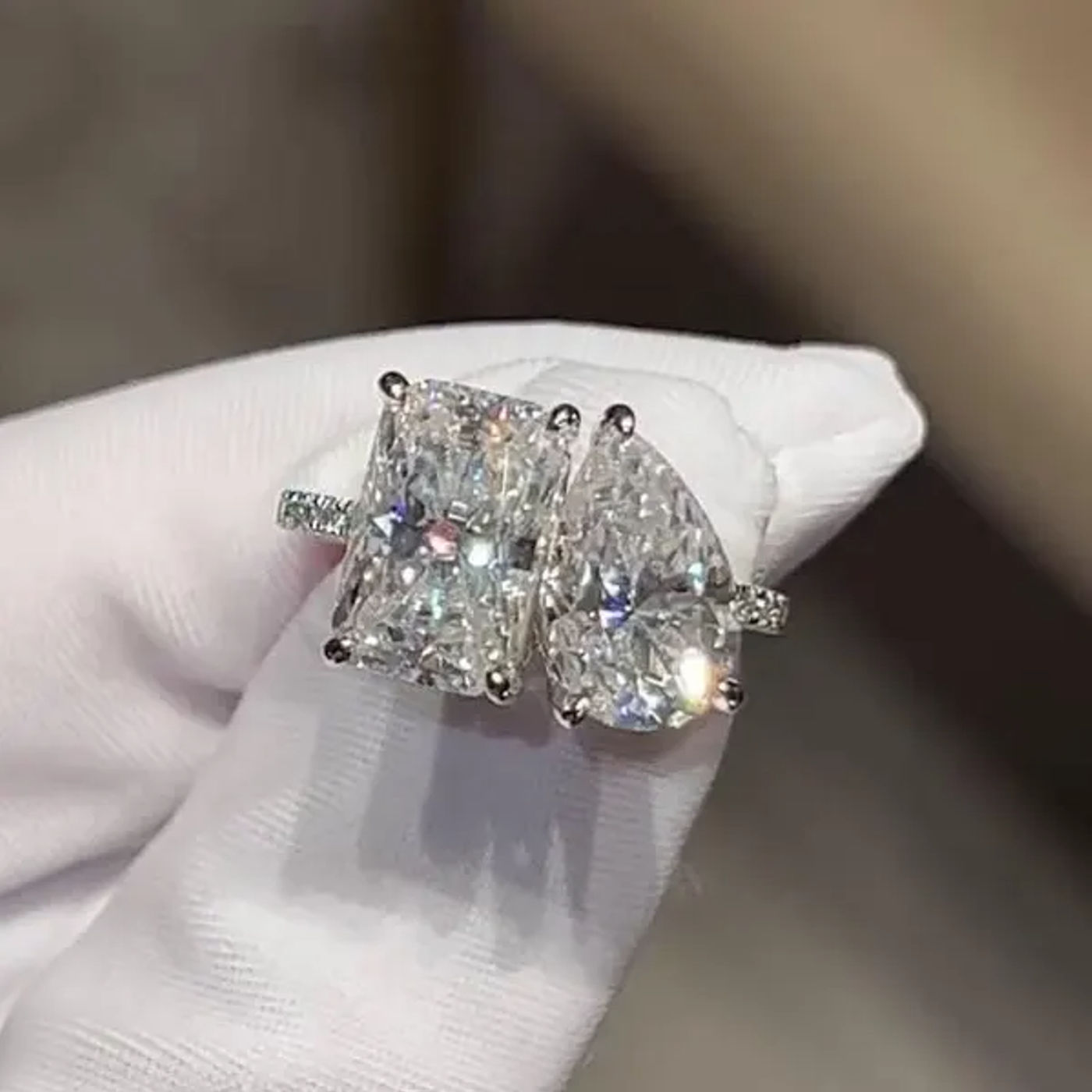18k white gold  charming emerald diamond ring